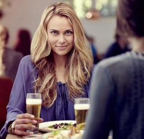 Meisje drinkt pilsje